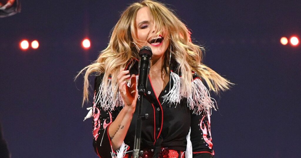 Miranda Lambert Stops Singing 'Tin Man' To Call Out Fans Taking Selfies